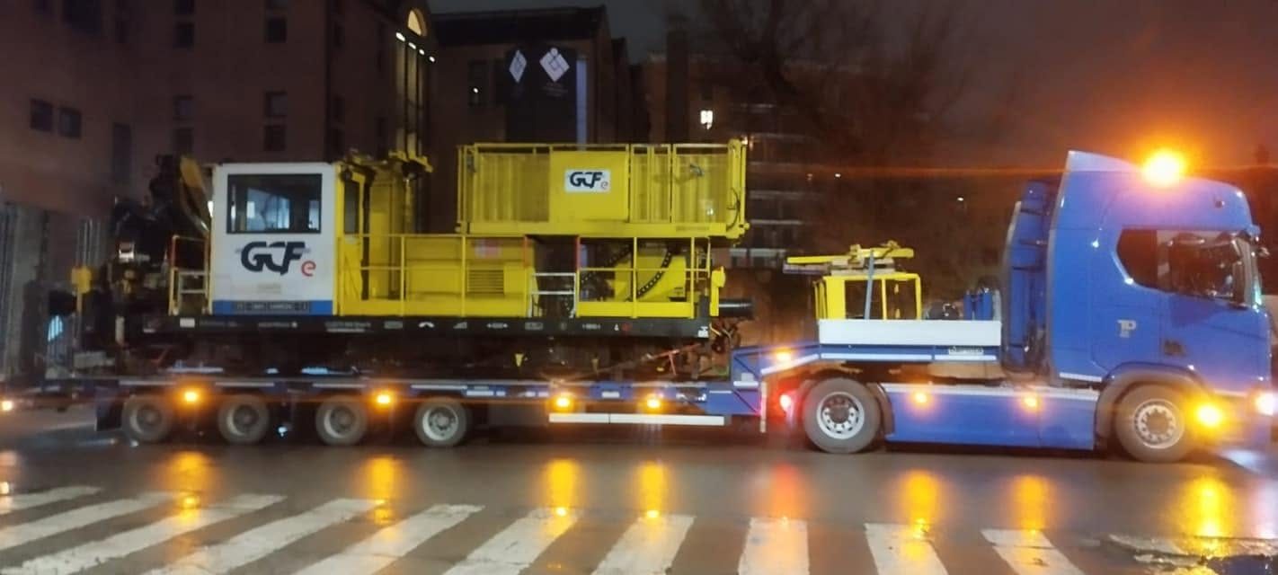 Macchinario industriale fuori sagoma caricato su un semirimorchio ribassato