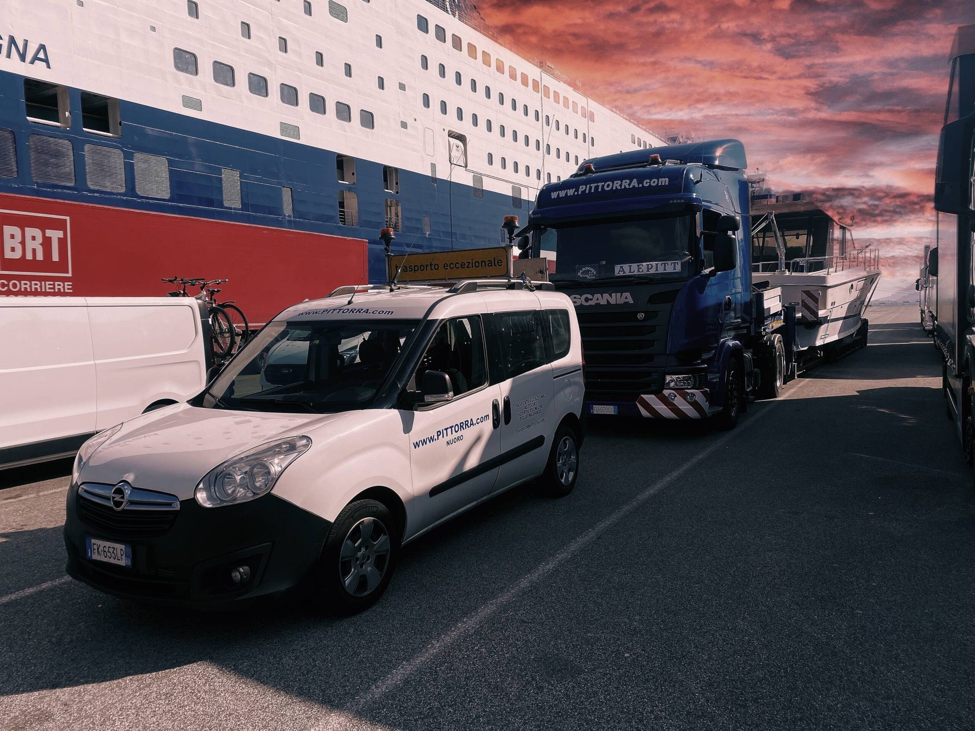 Veicolo di scorta tecnica con pannello trasporto eccezionale in area portuale
