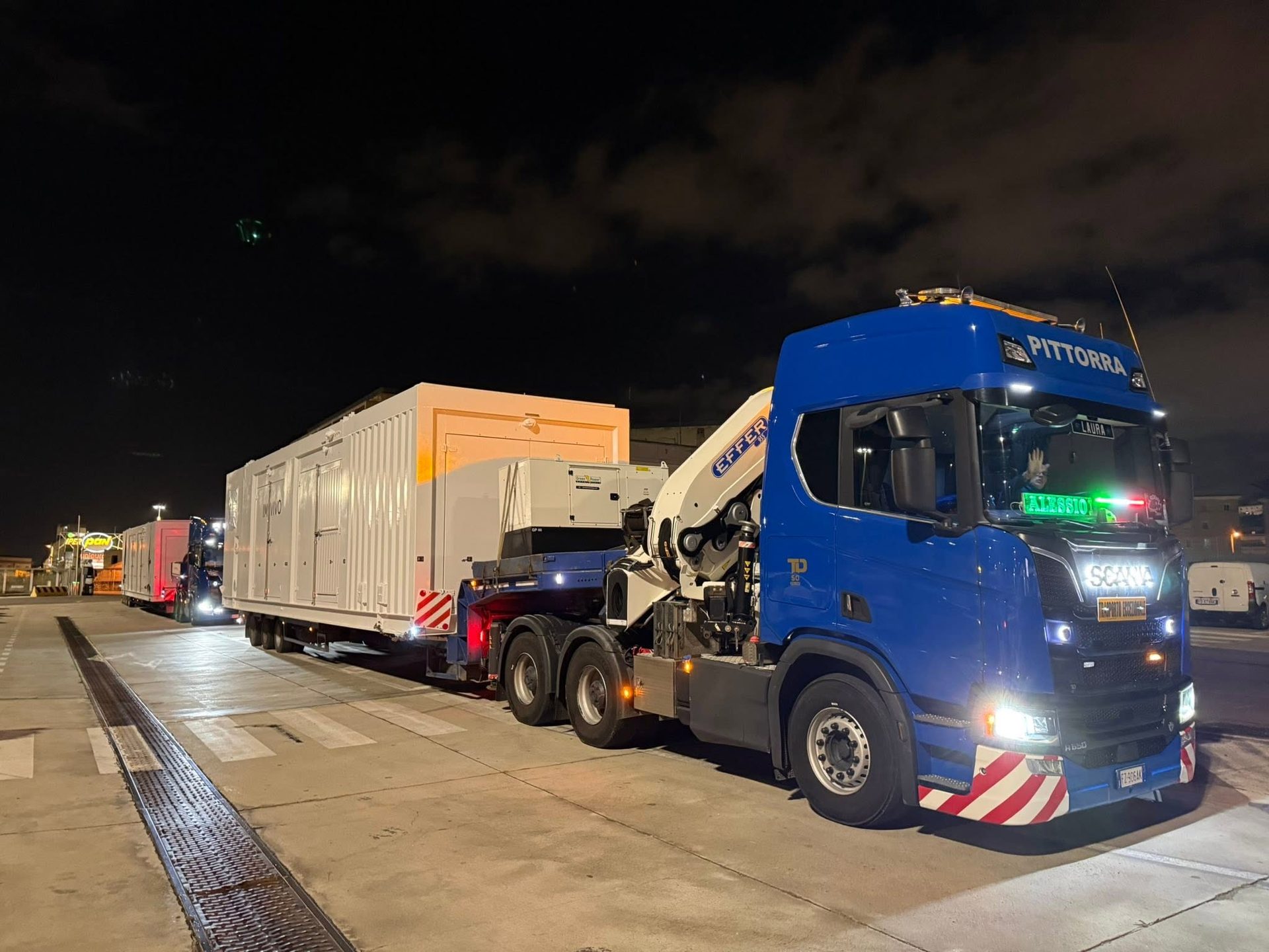 Convoglio notturno con modulo industriale di grandi dimensioni pronto all'imbarco