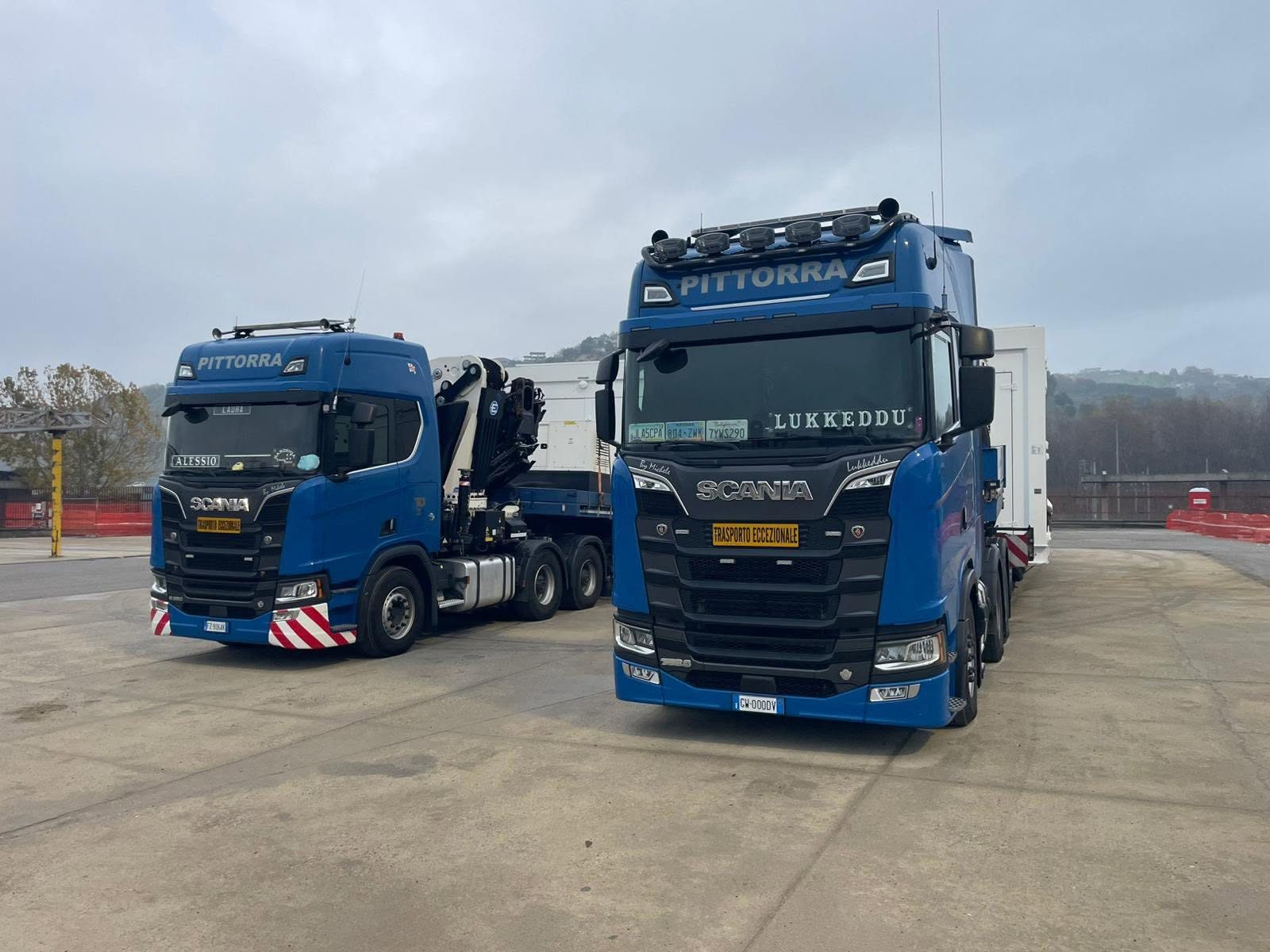 Due trattori stradali Scania con gru idraulica pronti alla partenza da Nuoro